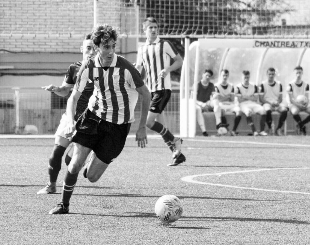 Jon compitiendo como futbolista con la camiseta del Athletic Club